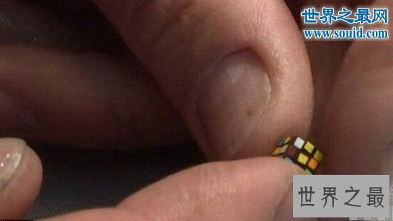 世界上最小的魔方,要用镊子和放大镜来拼才行