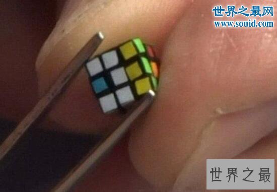 世界上最小的魔方,要用镊子和放大镜来拼才行