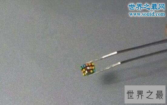 世界上最小的魔方,要用镊子和放大镜来拼才行