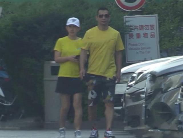 赵文卓夫妇恩爱日常曝光，爱妻做美容他全程贴心相伴