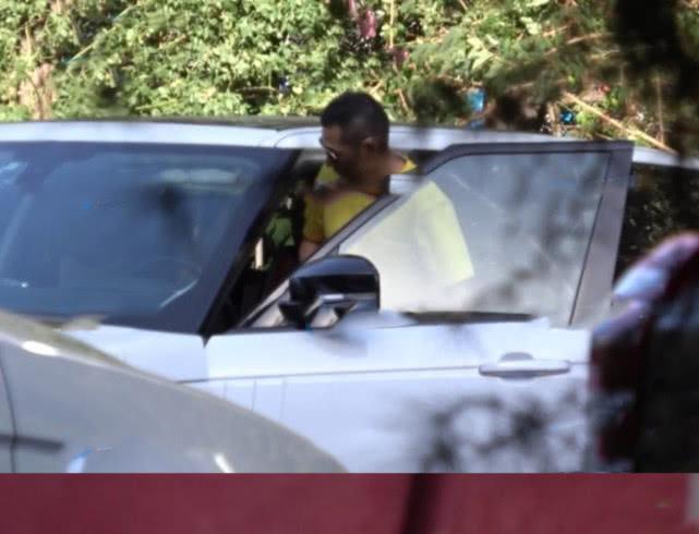 赵文卓夫妇恩爱日常曝光，爱妻做美容他全程贴心相伴