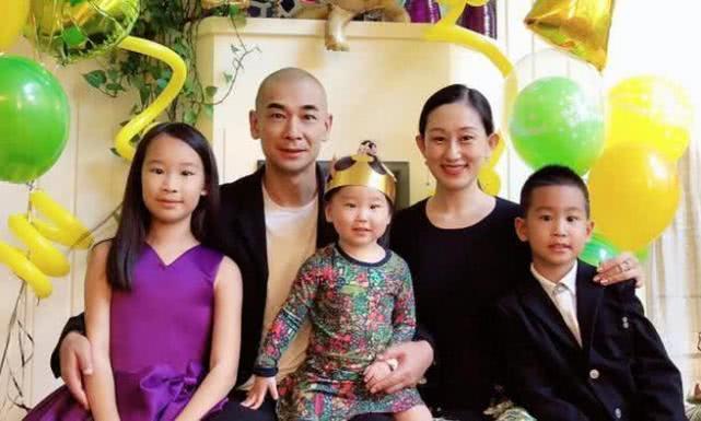 赵文卓夫妇恩爱日常曝光，爱妻做美容他全程贴心相伴