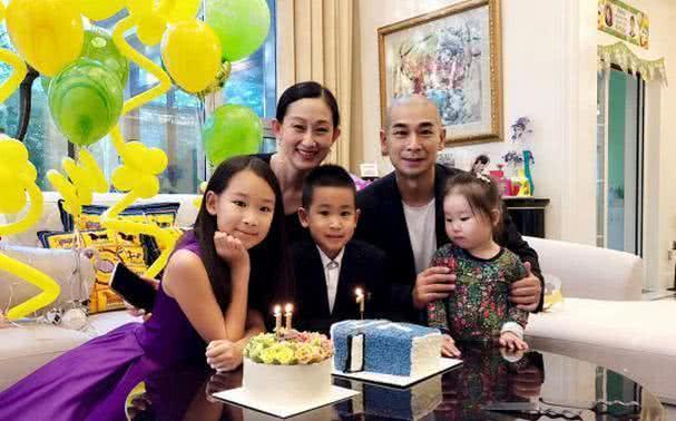 赵文卓夫妇恩爱日常曝光，爱妻做美容他全程贴心相伴