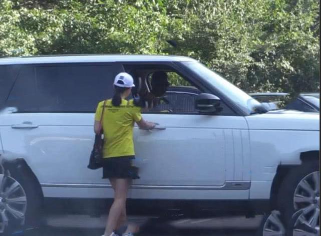 赵文卓夫妇恩爱日常曝光，爱妻做美容他全程贴心相伴