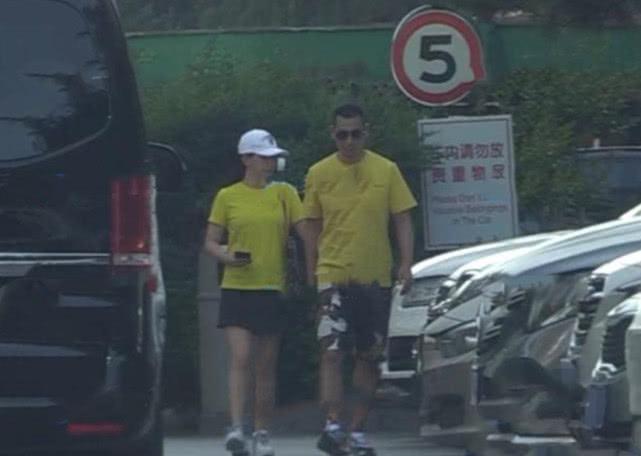 赵文卓夫妇恩爱日常曝光，爱妻做美容他全程贴心相伴