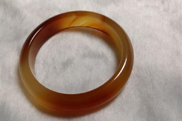 玛瑙手镯什么颜色的贵 玛瑙手镯买什么颜色最好 玛瑙手镯什么颜色的贵 玛瑙手镯买什么颜色最好