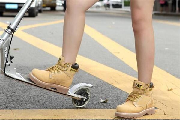 cat大黄靴怎么搭配 工装风进行到底 cat大黄靴怎么搭配 工装风进行到底