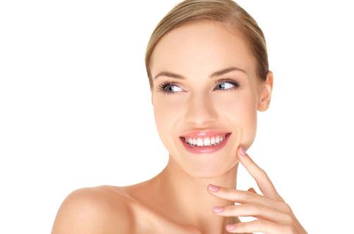 粉饼可以用来定妆吗 粉饼美妆小贴士 粉饼可以用来定妆吗 粉饼美妆小贴士