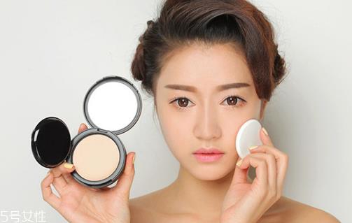 粉饼可以用来定妆吗 粉饼美妆小贴士 粉饼可以用来定妆吗 粉饼美妆小贴士