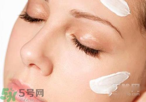 cc霜和粉底液的区别 cc霜和粉底液哪个先用? cc霜和粉底液的区别 cc霜和粉底液哪个先用?