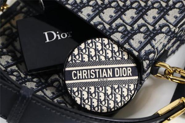 迪奥老花气垫适合干皮吗 迪奥老花气垫是限量的吗 迪奥老花气垫适合干皮吗 迪奥老花气垫是限量的吗