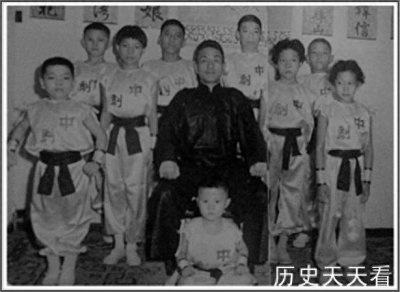 ​罕见香港“七小福”童年照，一脸青涩，你能认出几个？