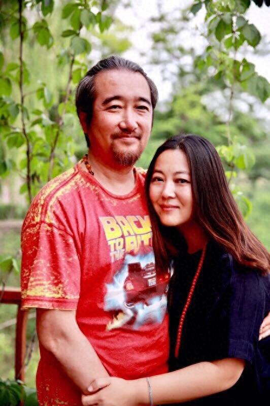 47岁王茜华全家出游照,素颜端庄漂亮 导演老公超有才 乖巧儿子浓眉大眼