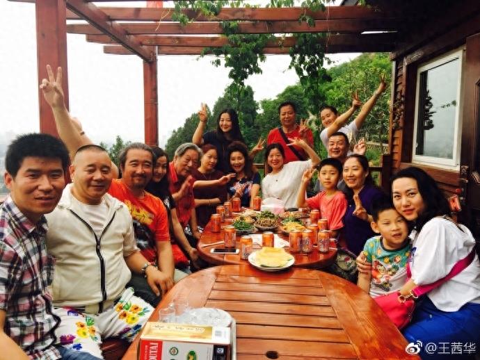 47岁王茜华全家出游照,素颜端庄漂亮 导演老公超有才 乖巧儿子浓眉大眼
