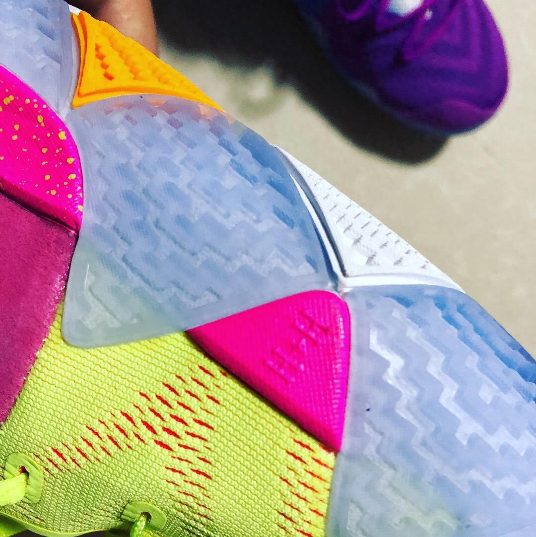 出来都说丑,发售抢成狗!欧文战靴Nike Kyrie 4首发鸳鸯配色图集