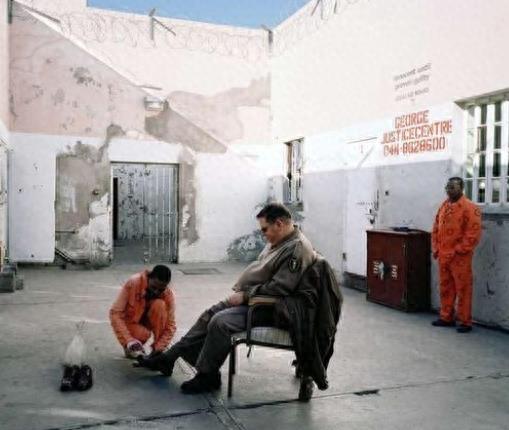 男囚犯的真实一天是这么度过的——南非监狱实拍