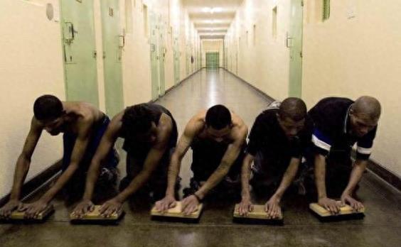 男囚犯的真实一天是这么度过的——南非监狱实拍