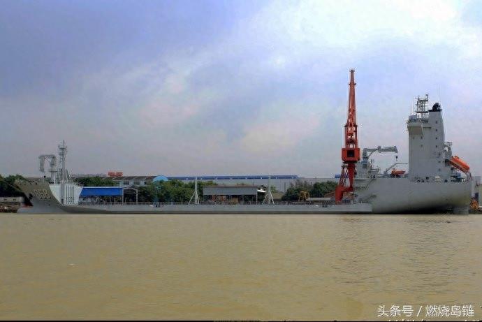 移动的海上基地——中国海军868“东海岛”号半潜船