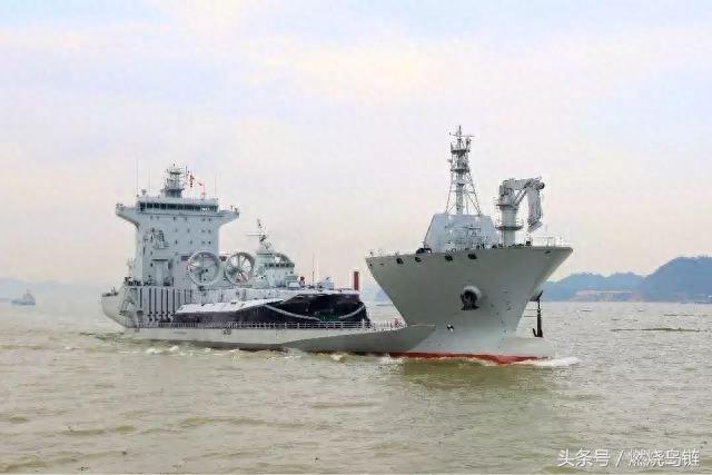移动的海上基地——中国海军868“东海岛”号半潜船