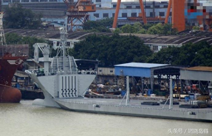 移动的海上基地——中国海军868“东海岛”号半潜船