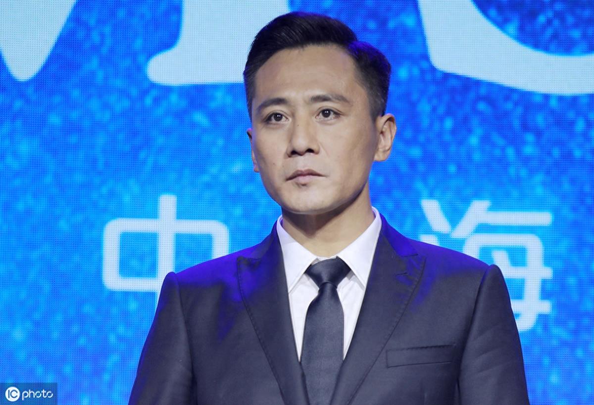 刘烨和妻子安娜甜蜜亮相，偷瞄对方秀恩爱，妻子皱纹满面老态毕现