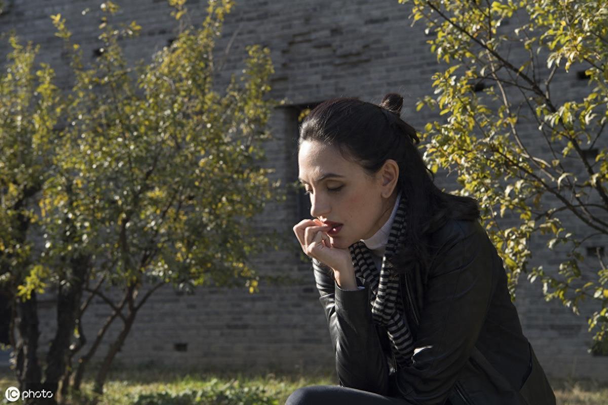 刘烨和妻子安娜甜蜜亮相，偷瞄对方秀恩爱，妻子皱纹满面老态毕现