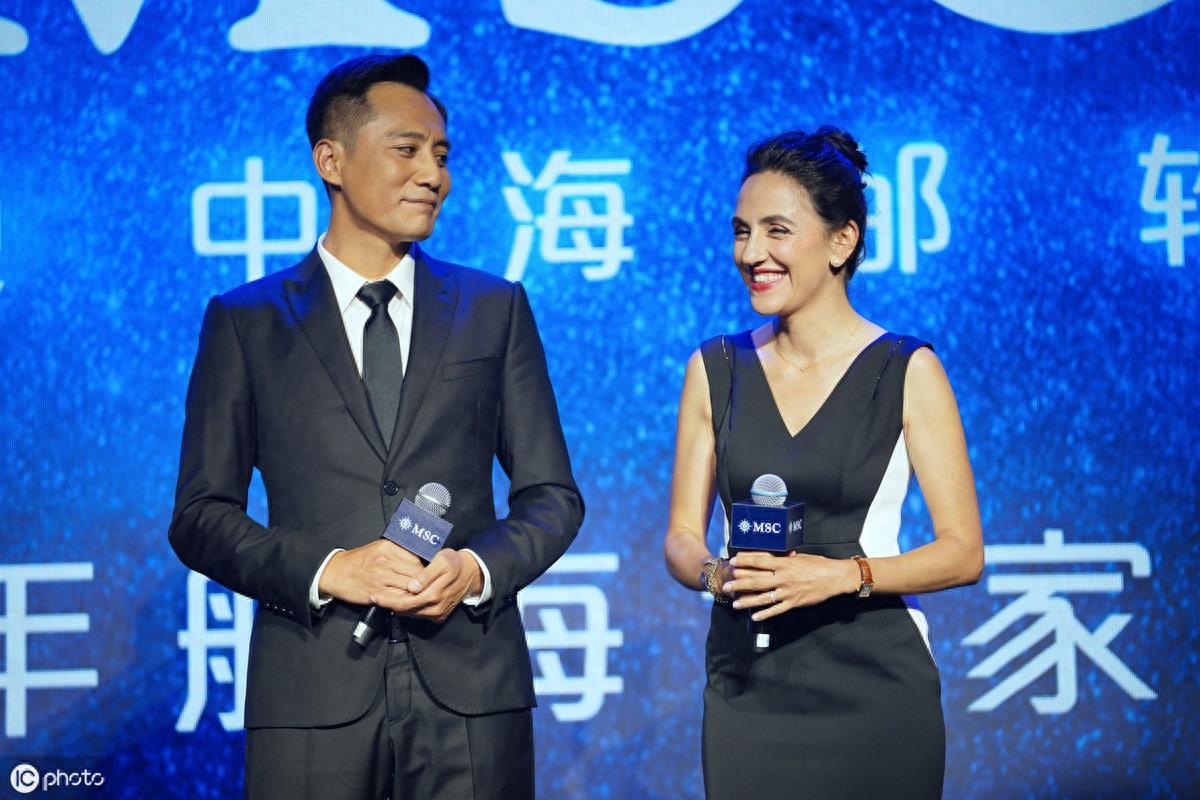 刘烨和妻子安娜甜蜜亮相，偷瞄对方秀恩爱，妻子皱纹满面老态毕现