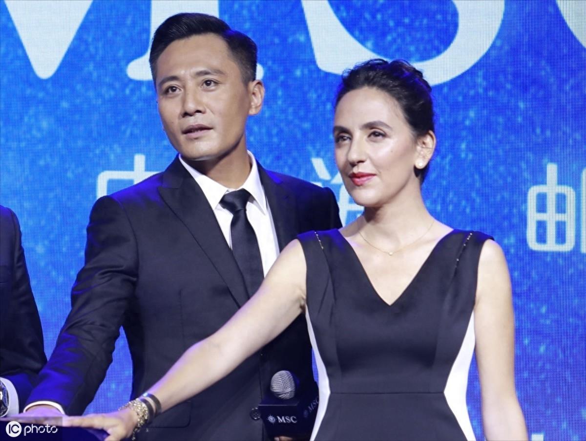 刘烨和妻子安娜甜蜜亮相，偷瞄对方秀恩爱，妻子皱纹满面老态毕现