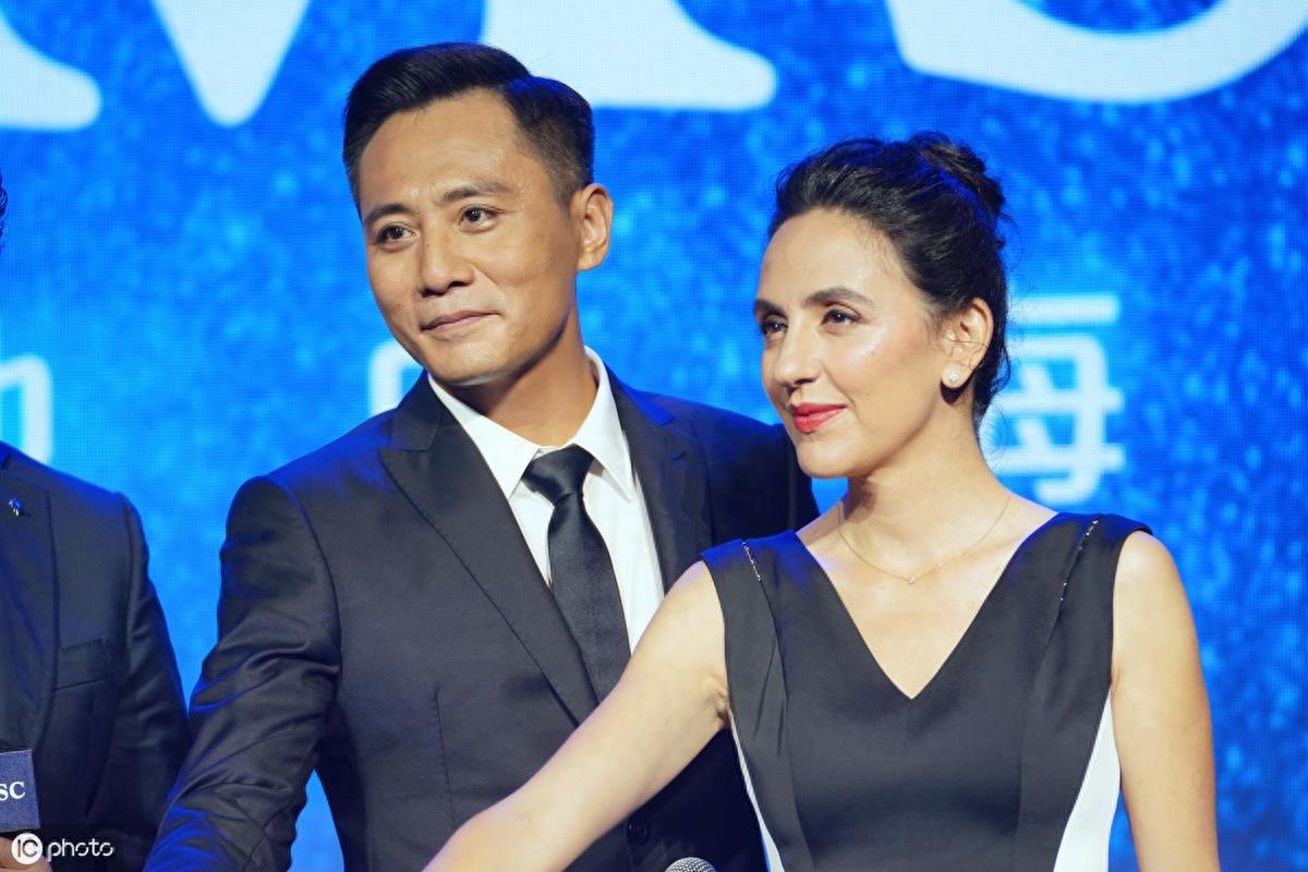 刘烨和妻子安娜甜蜜亮相，偷瞄对方秀恩爱，妻子皱纹满面老态毕现