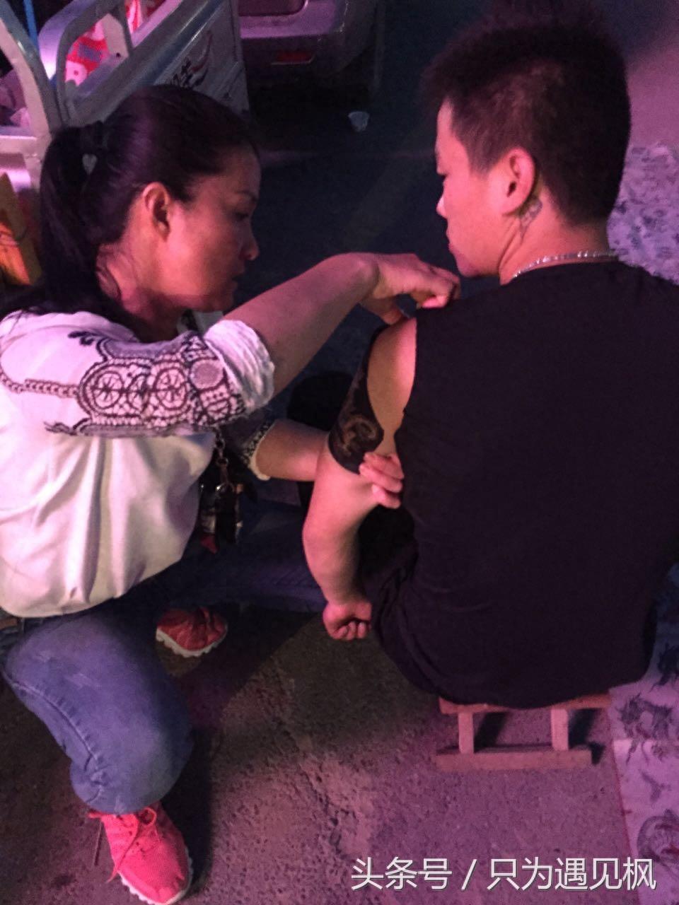 美女大姐白天上班晚上摆摊贴纹身，10元起步50元封顶，和老公共同养家还房贷