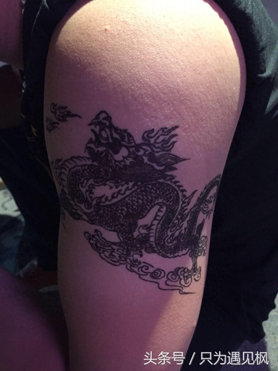 美女大姐白天上班晚上摆摊贴纹身，10元起步50元封顶，和老公共同养家还房贷