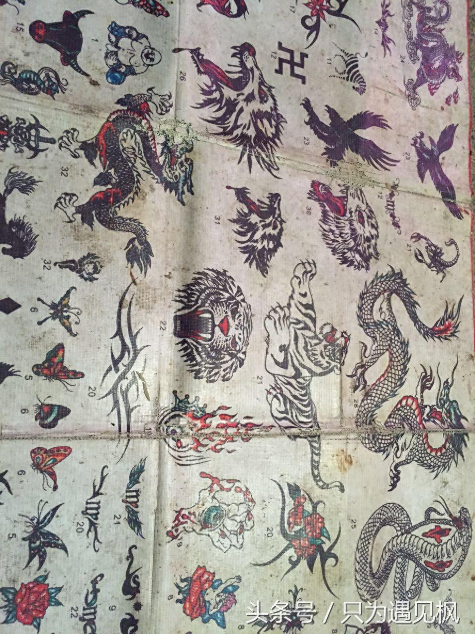 美女大姐白天上班晚上摆摊贴纹身，10元起步50元封顶，和老公共同养家还房贷