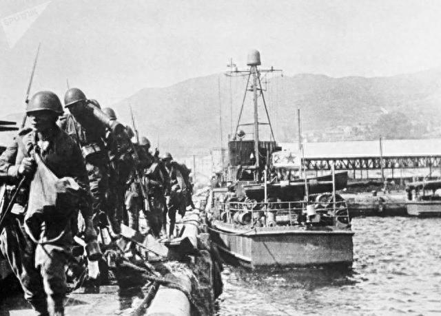 日本投降时的珍贵照片:各地欢庆胜利,中国军人训斥日本人