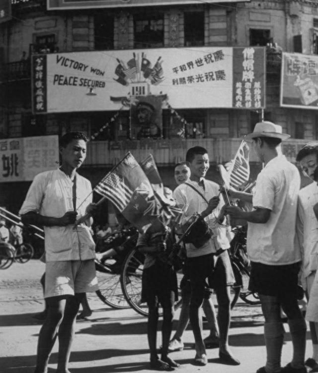 日本投降时的珍贵照片:各地欢庆胜利,中国军人训斥日本人