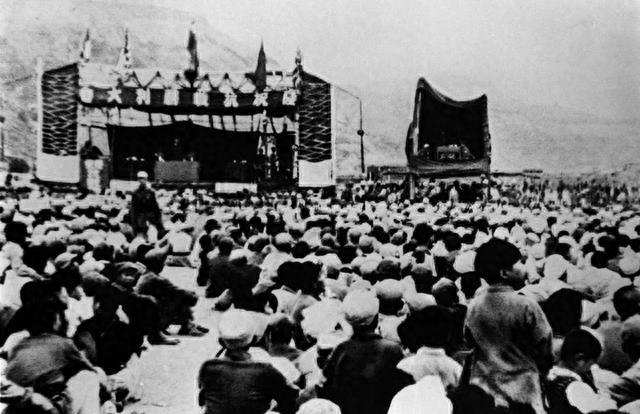 日本投降时的珍贵照片:各地欢庆胜利,中国军人训斥日本人