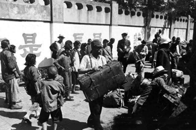 日本投降时的珍贵照片:各地欢庆胜利,中国军人训斥日本人