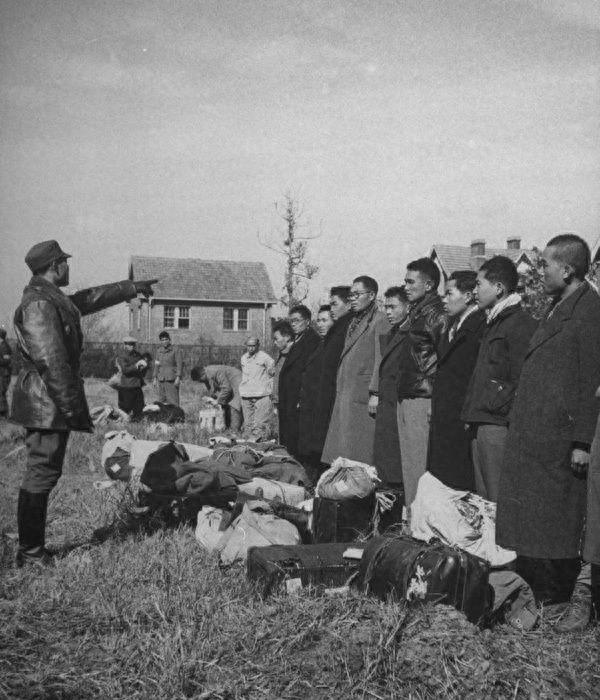 日本投降时的珍贵照片:各地欢庆胜利,中国军人训斥日本人