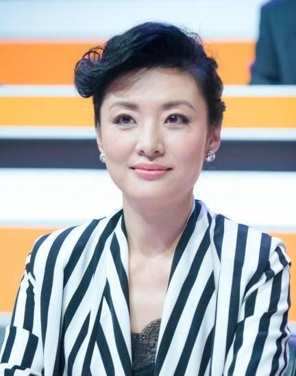 央视春晚女主持周涛风风火火16年，辞职不干，揭秘其退隐原因！