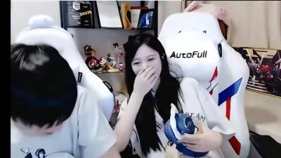 ​七夕佳节letme狂撒狗粮，携女友亮相直播间！当众上演kiss教学