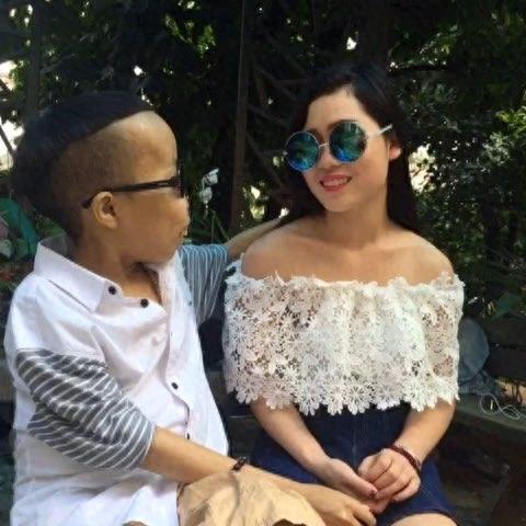 他绰号“外星人”,是最丑富二代,名下豪车无数,女友都特别漂亮