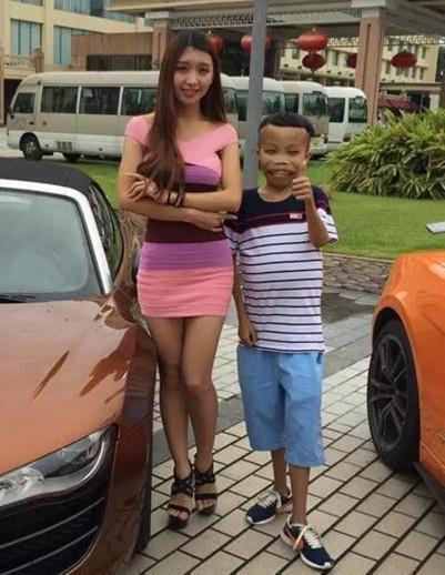 他绰号“外星人”,是最丑富二代,名下豪车无数,女友都特别漂亮