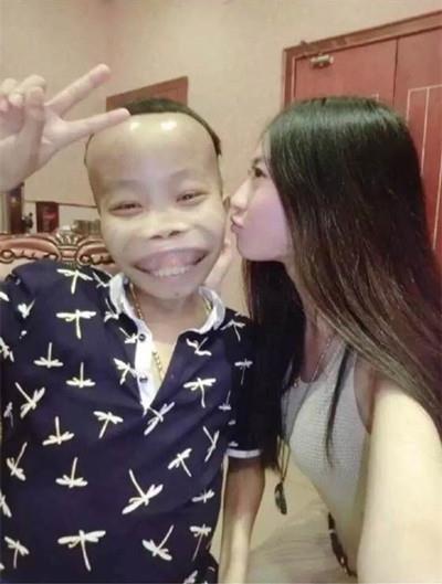 他绰号“外星人”,是最丑富二代,名下豪车无数,女友都特别漂亮