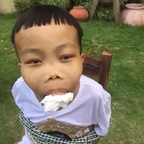 他绰号“外星人”,是最丑富二代,名下豪车无数,女友都特别漂亮