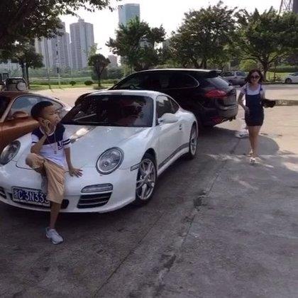 他绰号“外星人”,是最丑富二代,名下豪车无数,女友都特别漂亮