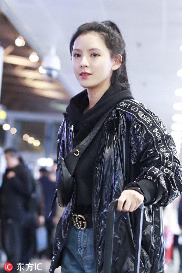 “王思聪最美前女友”张予曦现身引男子狂瞄，坐下去后双腿成这样