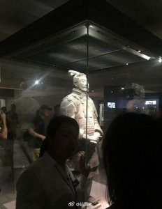 ​陈冠希现身西安参观兵马俑，穿着低调无人识全程专注听讲解