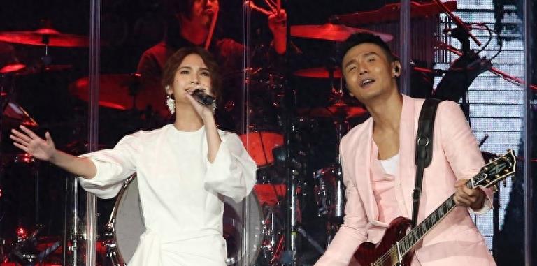 李荣浩演唱会突袭亲吻杨丞琳，首次公开示爱，亲到脸都变形了！