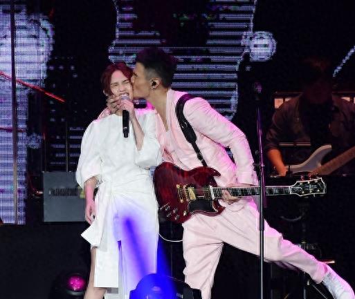 李荣浩演唱会突袭亲吻杨丞琳，首次公开示爱，亲到脸都变形了！