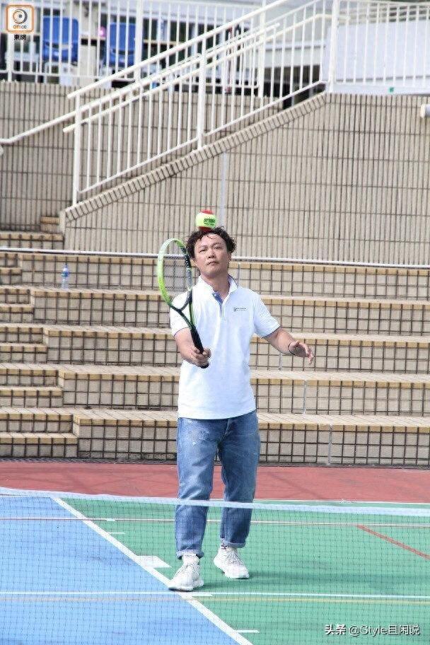 45岁陈奕迅发型挺经典,满头卷发乱乱的,“发际线”倒退也不怕