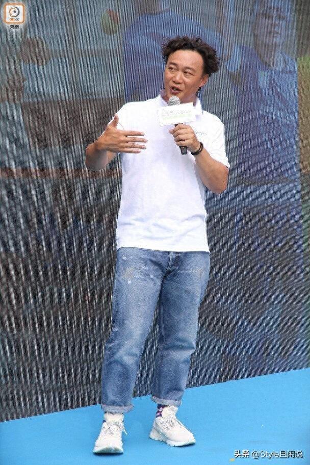 45岁陈奕迅发型挺经典,满头卷发乱乱的,“发际线”倒退也不怕